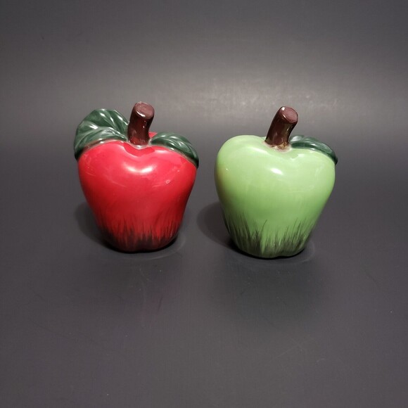 Apple Salt & Pepper Shakers Red / Green ( 3" x 2.5 " ) - Picture 3 of 8